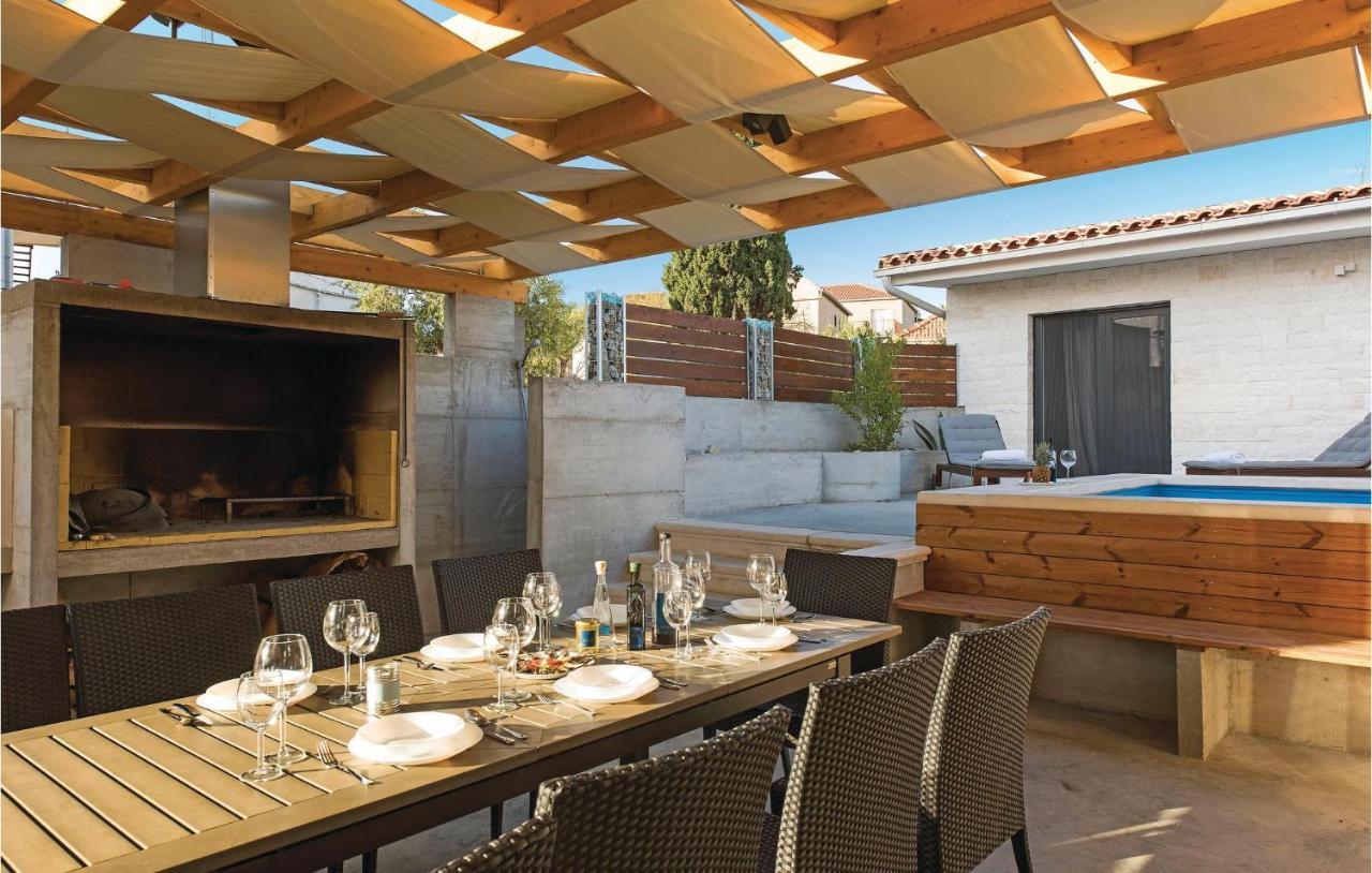 9 Bedroom Lovely Home In Kaprije Εξωτερικό φωτογραφία